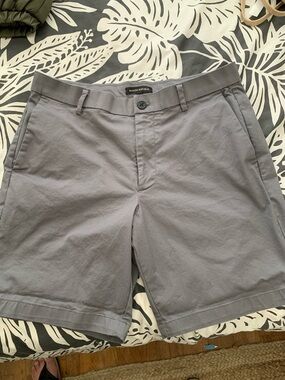Banana Republic Men’s Medium Gray Flat Front Chino Shorts